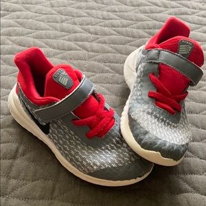 Nike Rival Velcro tennis shoes